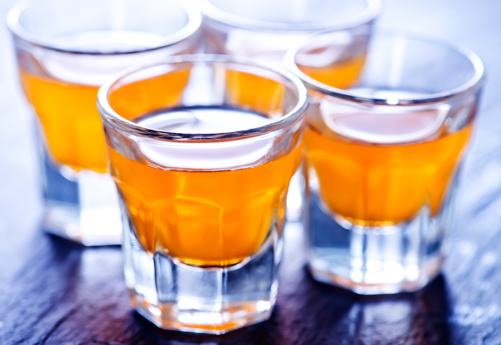 眼鏡與桌上酒精飲品的微妙關聯